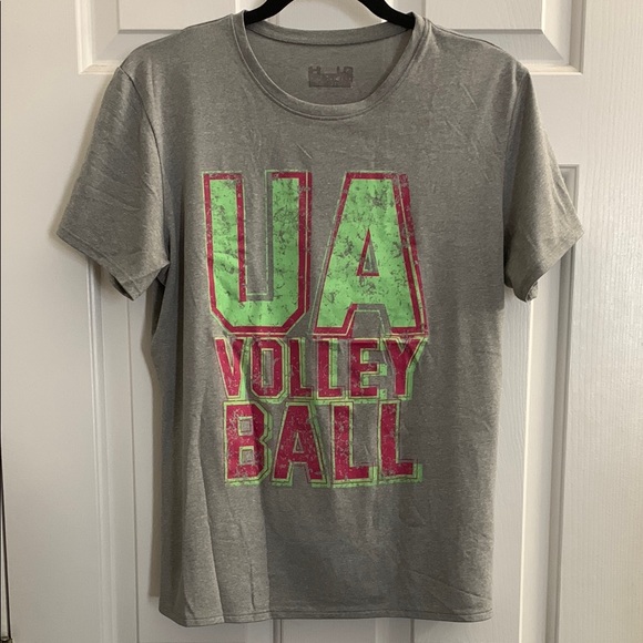 Under Armour Tops - 3/$20✨ Under Armour Heat Gear Gray Graphic Short Sleeve Tee